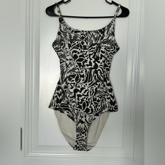 Aerie Ribbed Tie Back One Piece Swimsuit. Size M - Picture 4 of 6